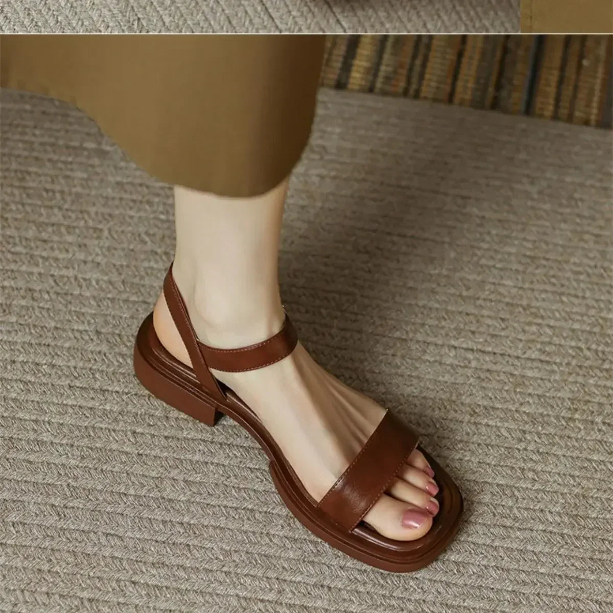 UrbanEase™ | Minimalistiske Skinnsandaler for Dame